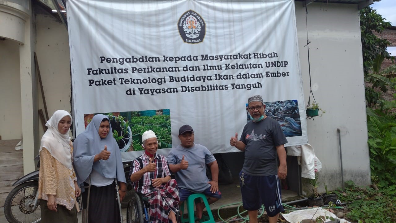 Tim Pengabdian Akuakultur memberikan Pelatihan Budidaya Ikan dalam Ember (Budikdamber) ke Yayasan Disabilitas Tangguh DT Peduli di Semarang